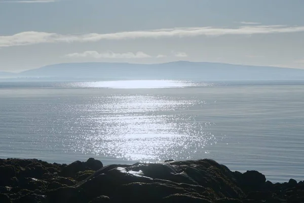 Prachtige Glinsterende Zee Verre Bergen — Stockfoto