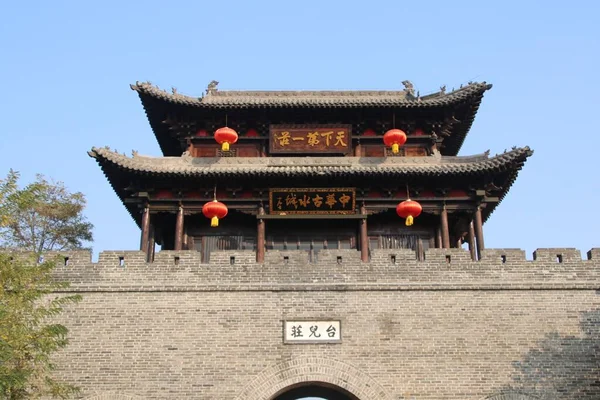 Низькокутний Знімок Pan Gate Синім Небом Задньому Плані Сучжоу Цзянсу — стокове фото