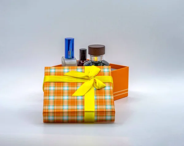 Close Frascos Perfume Uma Caixa Presente Amarelo — Fotografia de Stock