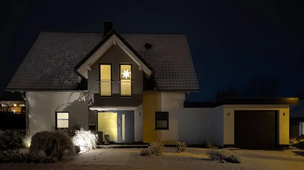 New Detached House Gable Roof Garage Surrounded Christmas Lighting Snow — Stock Photo, Image