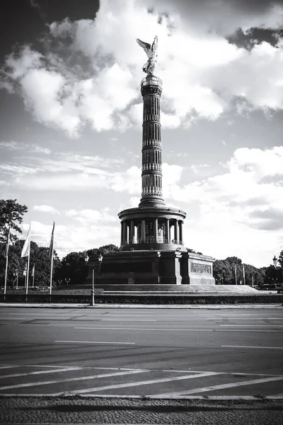 Berlini Győzelmi Oszlop Emlékmű Szürkeárnyalatos Függőleges Képe Felhős Ellen — Stock Fotó