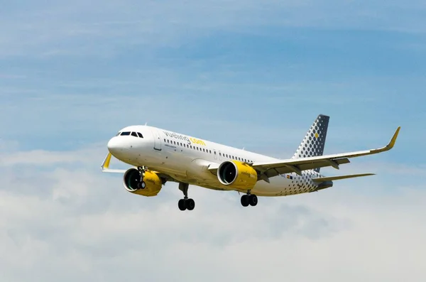 Avião Airbus A320 Empresa Vueling Aterrissando Aeroporto Josep Tarradellas Barcelona — Fotografia de Stock
