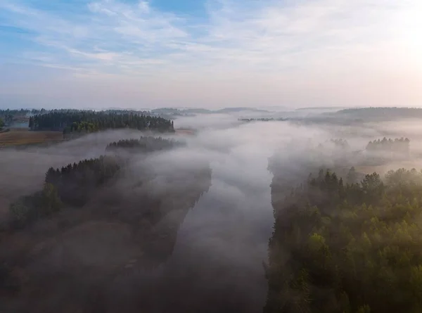 Een Luchtfoto Van Een Mistig Bos Een Rustige Rivier Het — Stockfoto
