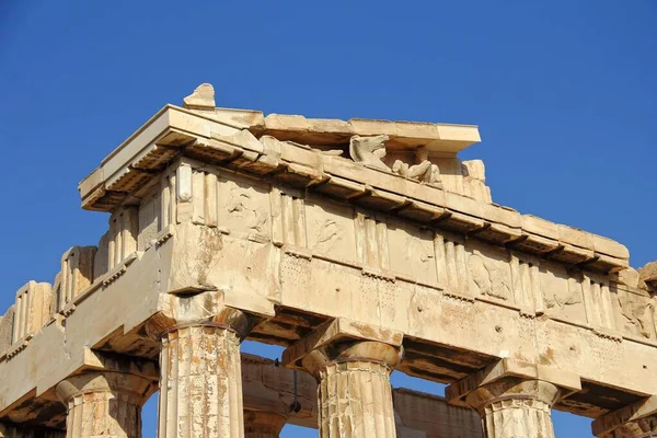 Під Низьким Кутом Вистрілив Акрополь Проти Безхмарного Блакитного Неба Афінах — стокове фото