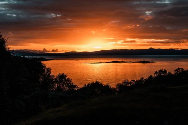 Vacker Bild Ljus Orange Solnedgång Himmel Över Vattnet Isle Skye — Stockfoto