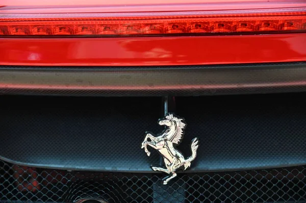 Close Luxo Italiano Ferrari Carro Logotipo — Fotografia de Stock