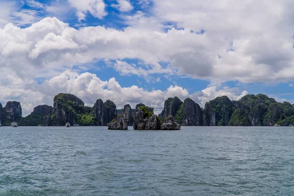 Una Vista Panoramica Dei Paesaggi Mozzafiato Long Bay Vietnam — Foto Stock