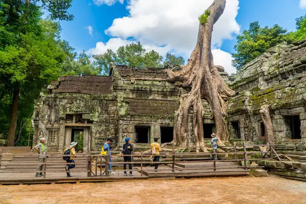 Grupo Turistas Templo Prohm Angkor Wat Camboya —  Fotos de Stock