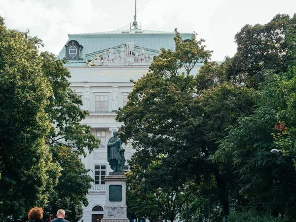 奥地利维也纳卡尔斯普拉斯卡尔一世的历史性雕像 — 图库照片