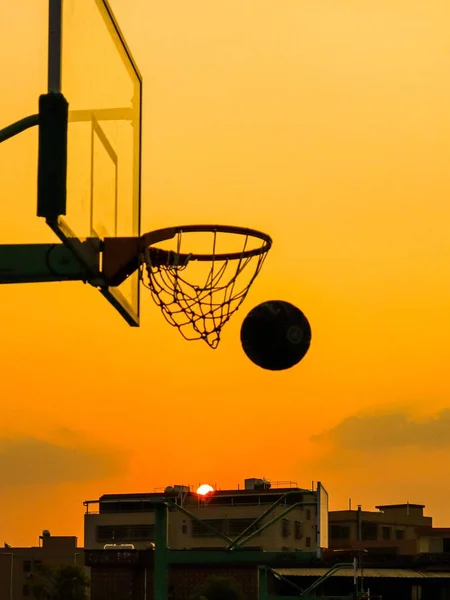 日没時のバスケットボールネットの垂直ショット — ストック写真
