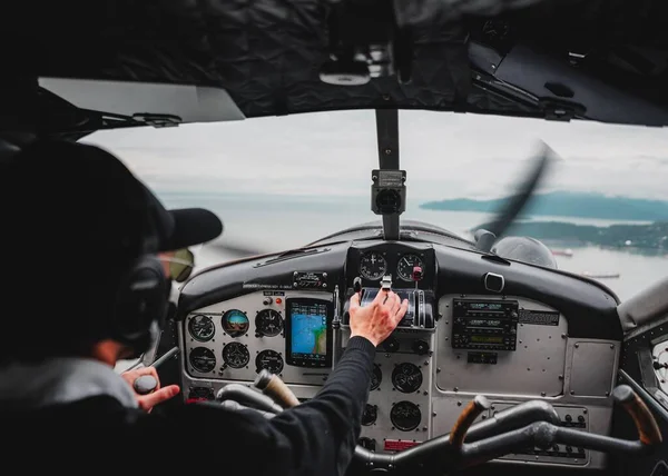 在温哥华的一架水上飞机里飞行员正在把一些 推上去 — 图库照片