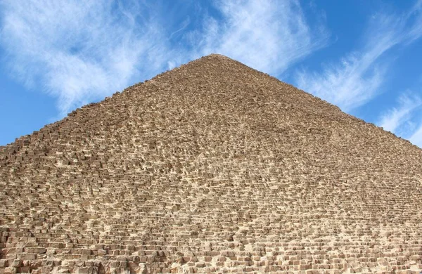 Древняя Египетская Пирамида Против Голубого Облачного Неба Солнечный День — стоковое фото