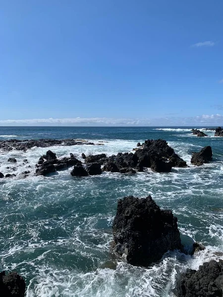 ハワイ州マウイ島の岩の湾で波 — ストック写真