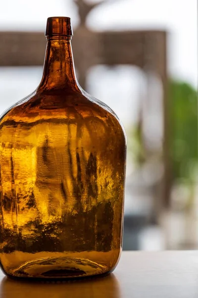 Eine Vertikale Aufnahme Einer Großen Bernsteinglasflasche Mit Dünnem Hals — Stockfoto