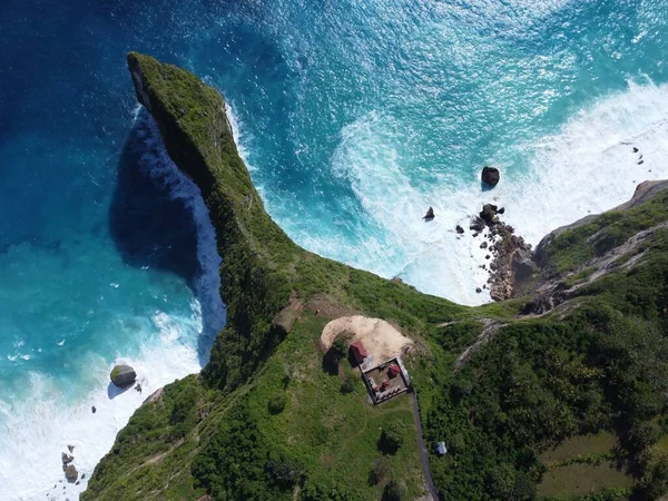 Luftaufnahme Einer Insel Mit Bäumen Umgeben Von Kristallklarem Meer — Stockfoto