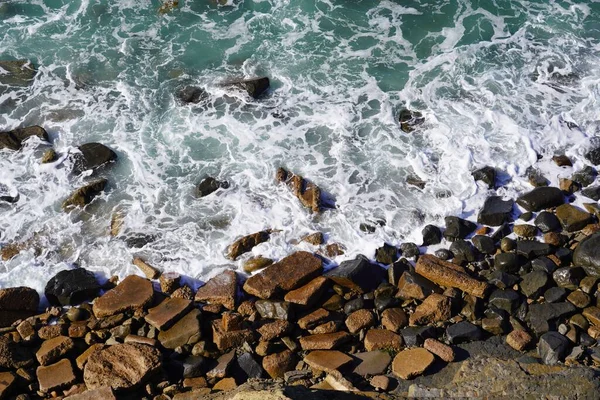 캘리포니아의해 바위들 안개처럼 밀려와 부서지는 — 스톡 사진