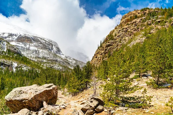 科罗拉多州多云天空中的落基山脉国家公园风景照片 — 图库照片