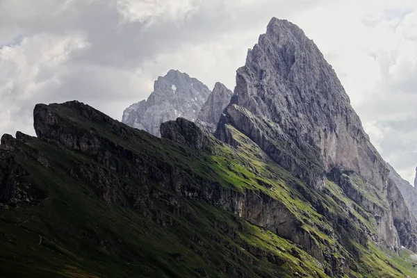 Krajina Pohoří Seceda Mlhavou Oblohou Trentino Jižním Tyrolsku Itálie — Stock fotografie