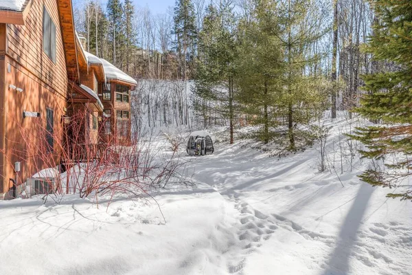 Primer Plano Una Casa Rústica Contemporánea Cubierta Nieve Las Montañas — Foto de Stock
