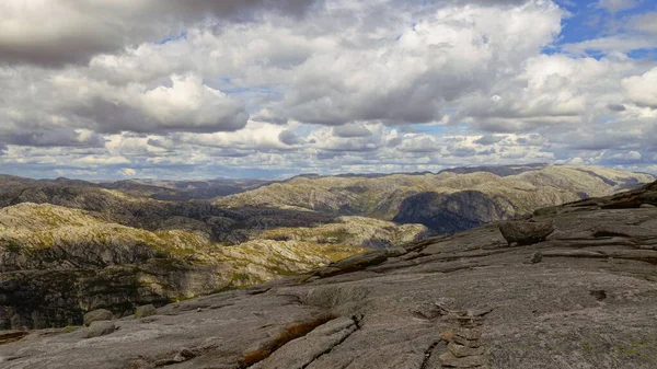 Une Vue Panoramique Des Montagnes Des Falaises Rocheuses Entourant Lysefjord — Photo