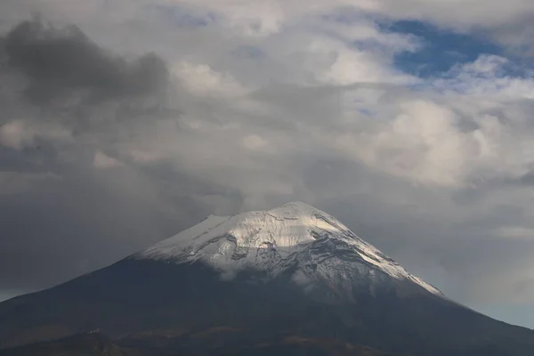 Uma Paisagem Vista Vulcão Popocatepetl Com Fundo Céu Nublado — Fotografia de Stock