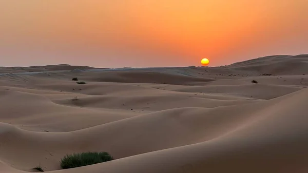 Ένα Όμορφο Τοπίο Ενός Πορτοκαλί Ηλιοβασιλέματος Πάνω Από Την Έρημο — Φωτογραφία Αρχείου