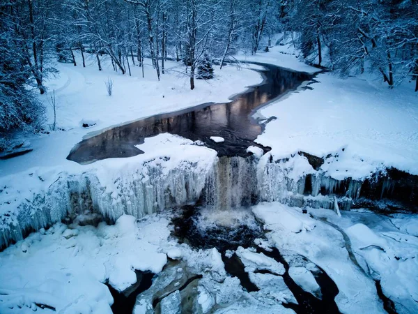 Dji Drone Zdjęcie Zamarzniętego Wodospadu Keila Estonii Zimą Zamarzniętej Rzeki — Zdjęcie stockowe