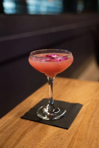 Vacker Cocktail Guava Hibiscus Martini Med Orkidé Garnering — Stockfoto