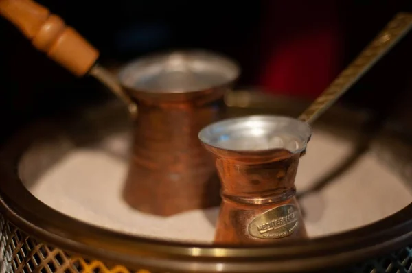 Sabahları Sıcak Bir Fincan Türk Kahvesi Yapmaya Dersin — Stok fotoğraf