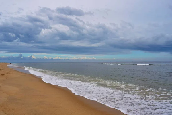 Die Meereswellen Plätschern Über Das Ufer Hintergrund Stürmische Wolken Sandy — Stockfoto