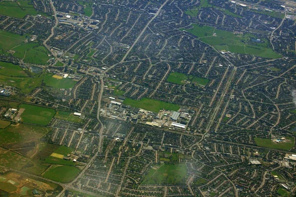 Die Luftaufnahme Eines Wohngebiets Mit Grünen Feldern — Stockfoto