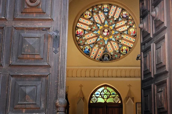 Belo Tiro Interior Igreja Visto Uma Porta Madeira Aberta — Fotografia de Stock