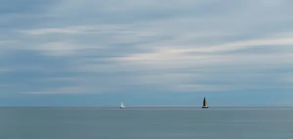 Une Vue Panoramique Deux Bateaux Dans Océan Par Une Journée — Photo