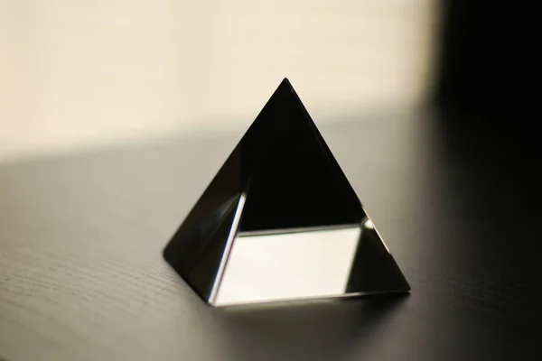 Ett Makro Skott Transparent Kristall Prisma Mot Den Isolerade Bakgrunden — Stockfoto