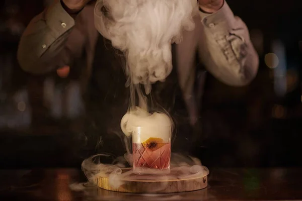 Pyszny Koktajl Negroni Szklance Barmanem Przykrywającym Szklanką Dymu — Zdjęcie stockowe