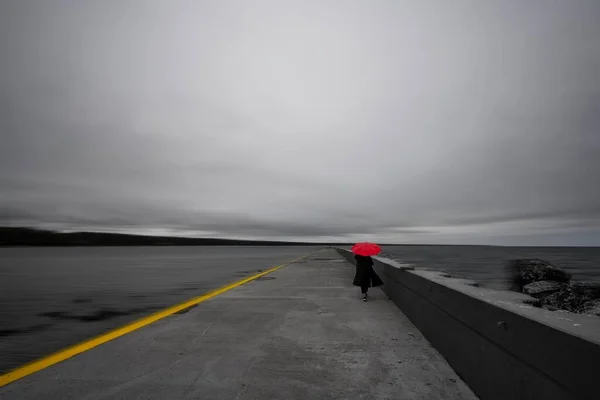 Cliché Sélectif Une Personne Avec Parapluie Rouge Marchant Long Rive — Photo