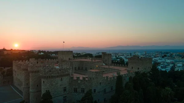 Büyük Ustaların Ortaçağ Sarayında Güzel Sakin Bir Günbatımı Manzarası — Stok fotoğraf