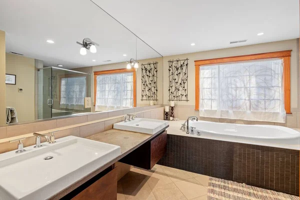 Krásný Moderní Rustikální Domácí Design Koupelny Vanou Okny — Stock fotografie