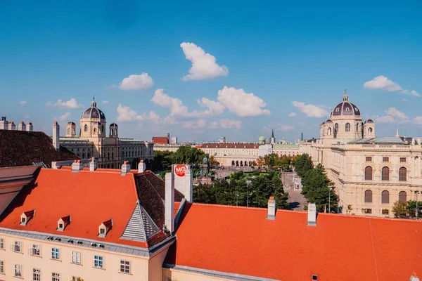 オーストリア ウィーンのランドマークや家の屋根の空中ビュー — ストック写真