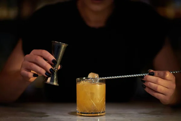 Kvinnlig Bartender Förbereder Alkoholhaltig Dryck Med Sked Och Cocktail Jigger — Stockfoto