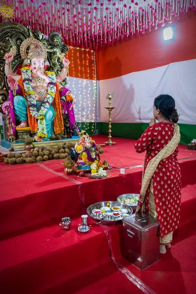 Female Worshiping Front Ganesha Statue Indian Ganesh Chaturthi Festival Mumbai — Stock Photo, Image