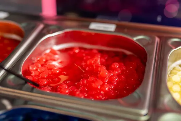 Enfoque Selectivo Colorido Huevas Rojas Caviar Comida Que Muestra Los —  Fotos de Stock