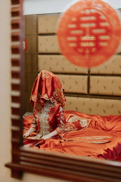 Geleneksel Asya Kostümü Giymiş Bir Kadının Dikey Çekimi — Stok fotoğraf