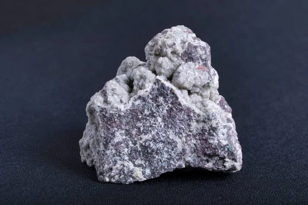 Siyah Bir Arka Planda Celadonite Mineral Kayasının Yakın Plan Görüntüsü — Stok fotoğraf