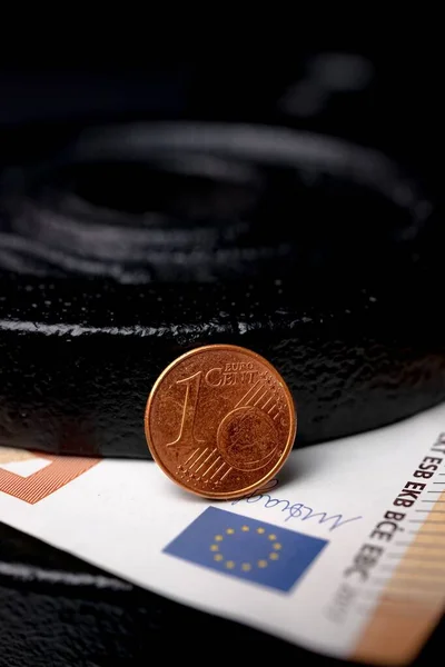 Eine Vertikale Aufnahme Einer Ein Cent Münze Auf Einem Euro — Stockfoto