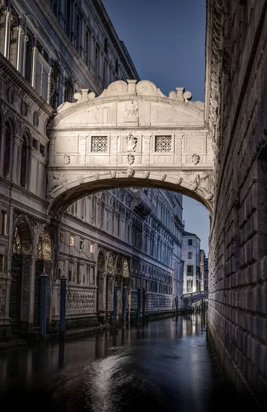 Függőleges Felvétel Bridge Sighs Híd Felett Rio Palazzo Csatorna Velence — Stock Fotó