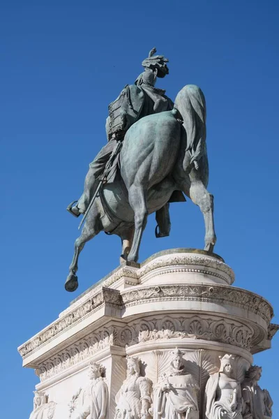 维克多 伊曼纽尔二世国家纪念碑中的雕像垂直拍摄 — 图库照片