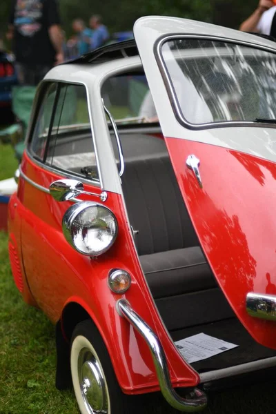 Ένα Κάθετο Πλάνο Ενός Κόκκινου Και Λευκού Vintage Isetta Στο — Φωτογραφία Αρχείου