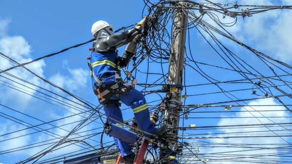 一位电工修理电线杆上纠结的电线 — 图库照片