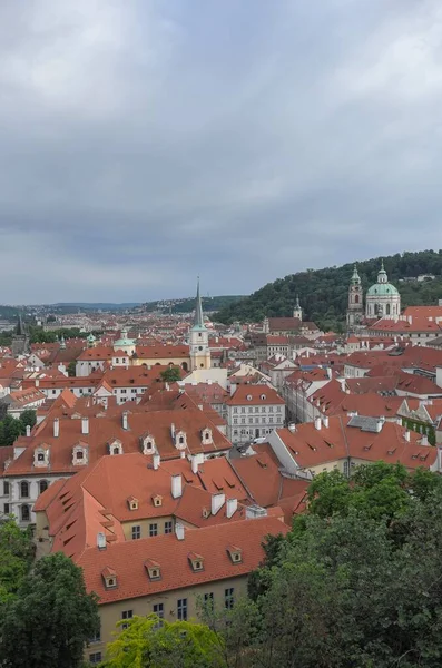 Вертикальный Снимок Города Праги Красной Крышей Окружении Зеленых Деревьев — стоковое фото